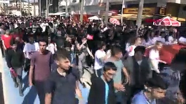 19 Mayıs yürüyüşünde gerilim yaşandı; İzmir Marşı okuyan öğrenciler: Biz ayıp etmedik. 15 Temmuz değil, 19 Mayıs kutlanıyor