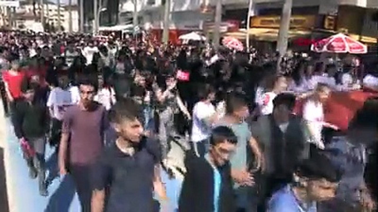 19 Mayıs yürüyüşünde gerilim yaşandı; İzmir Marşı okuyan öğrenciler: "Biz ayıp etmedik. 15 Temmuz değil, 19 Mayıs kutlanıyor"