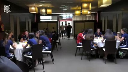 Download Video: Visita sorpresa de Sergio Ramos a la concentración de la selección femenina