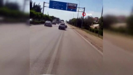 Trafikte cam yerine arka kapıyı açarak serinledi