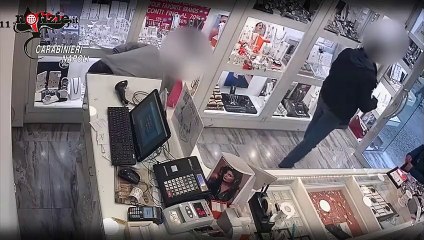 Napoli, i Carabinieri lo arrestano: scoperti furti con la tecnica del giornale | Notizie.it