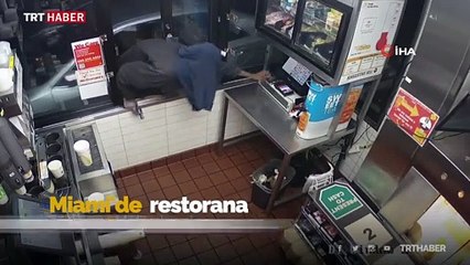 Çalışanlar kaçınca soyguncu kasayı açamadı