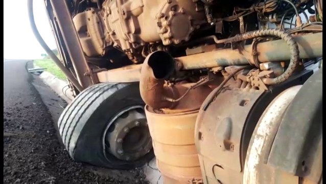 Carreta carregada com soja tomba às margens da BR-467