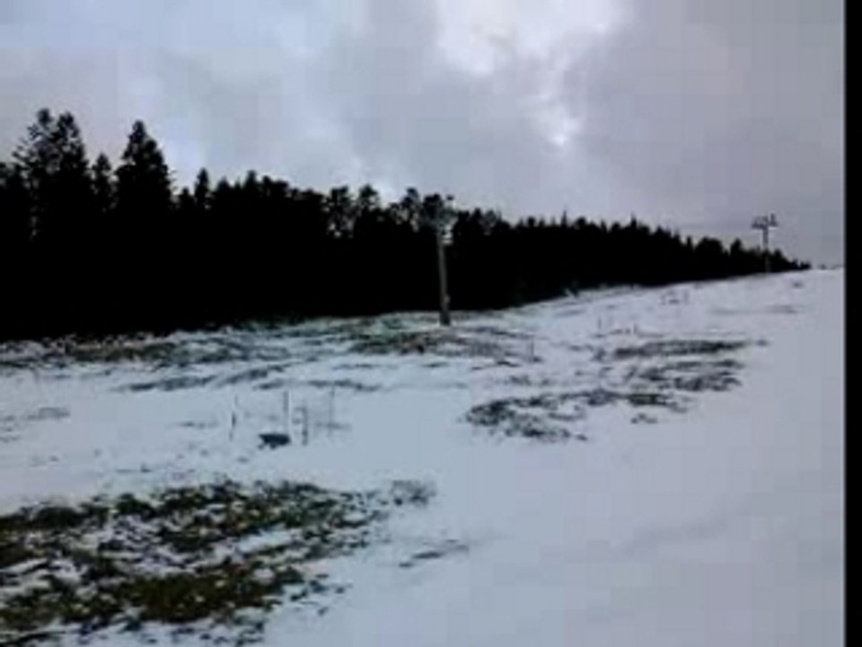 Big jump par dessus les skis