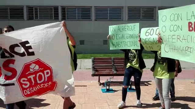 Protesta de colectivos antidesahucios a la alcaldesa de Madrid