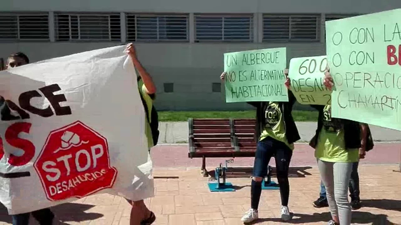 Protesta de colectivos antidesahucios a la alcaldesa de Madrid