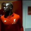 Regarder Les pas de danse de Sadio Mané après le doublé au vestiaire