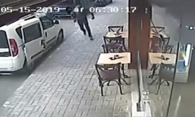 Park halindeki aracın iki kapısı çalındı