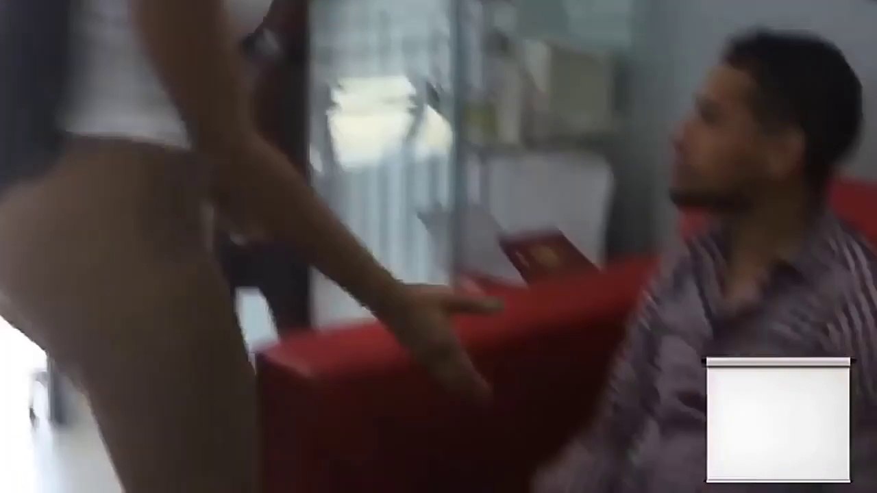 Veja a reação dos homens na rua quando a mulher pega no pênis deles | Vídeos Engraçados do WhatsApp