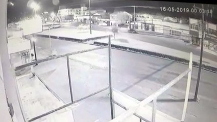 Vídeo mostra carro capotando na Avenida Carlos Gomes