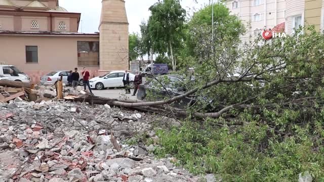 Şiddetli Rüzgar Ağaçları Devirdi, Çatıları Uçurdu