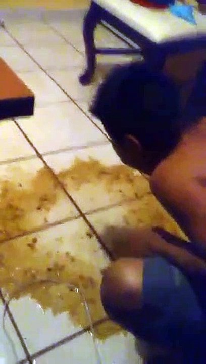 Niño Rata Vomitando