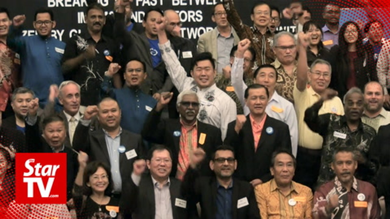 Muslims and Christians break fast together in e...