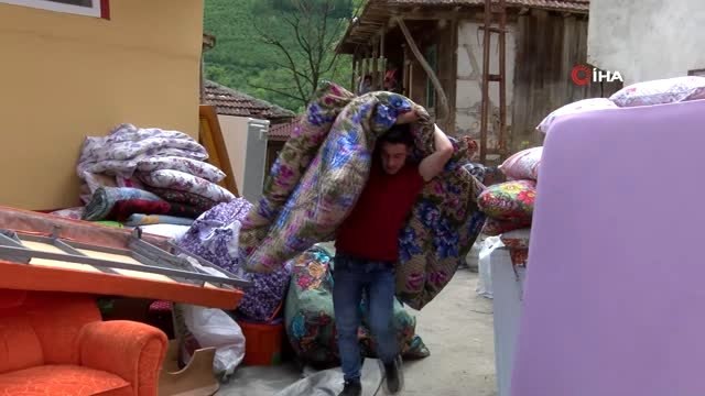 Heyelanda Hasar Gören Evinden Tahliye Edilen Eşyalarını Gözyaşlarıyla Böyle İzledi