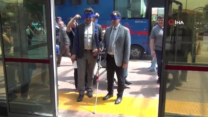 Devlet Hastanesi Başhekimi Engelliler Haftasına Dikkat Çekmek İçin Gözleri Bağlı Danışmaya Gitmeye...