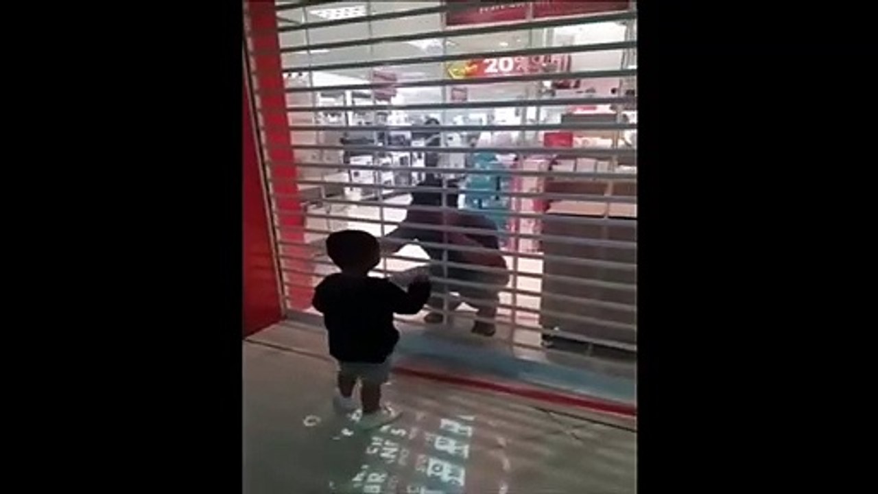 La blague cruelle mais tellement drôle de ce papa qui fait croire à son fils qu'il est enfermé dans le magasin