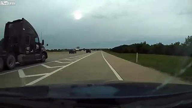 Il s'insère sur l'autoroute en essayant de doubler un camion... raté !