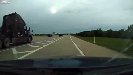 Il s'insère sur l'autoroute en essayant de doubler un camion. raté