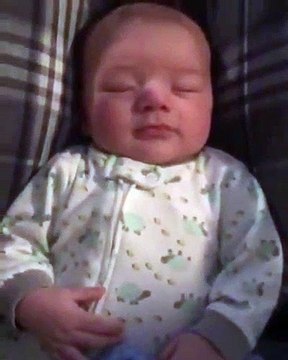 Quand ton bébé te fait une blague et fait semblant de dormir