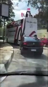 Ils se font éjecter d'un bus décapotable qui passe sous un arbre