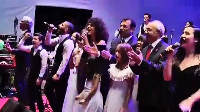 Ekrem İmamoğlu 'Her Şey Güzel Olacak' şarkısını söyledi