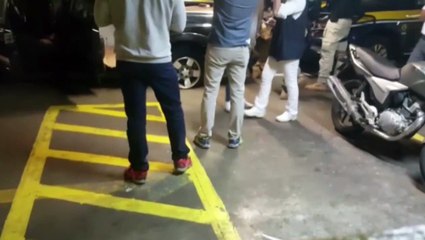 Após intensa perseguição da PRF, caminhonete é abandonada em mercado