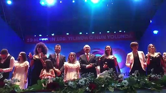 Ekrem İmamoğlu 'Her Şey Güzel Olacak' şarkısını söyledi