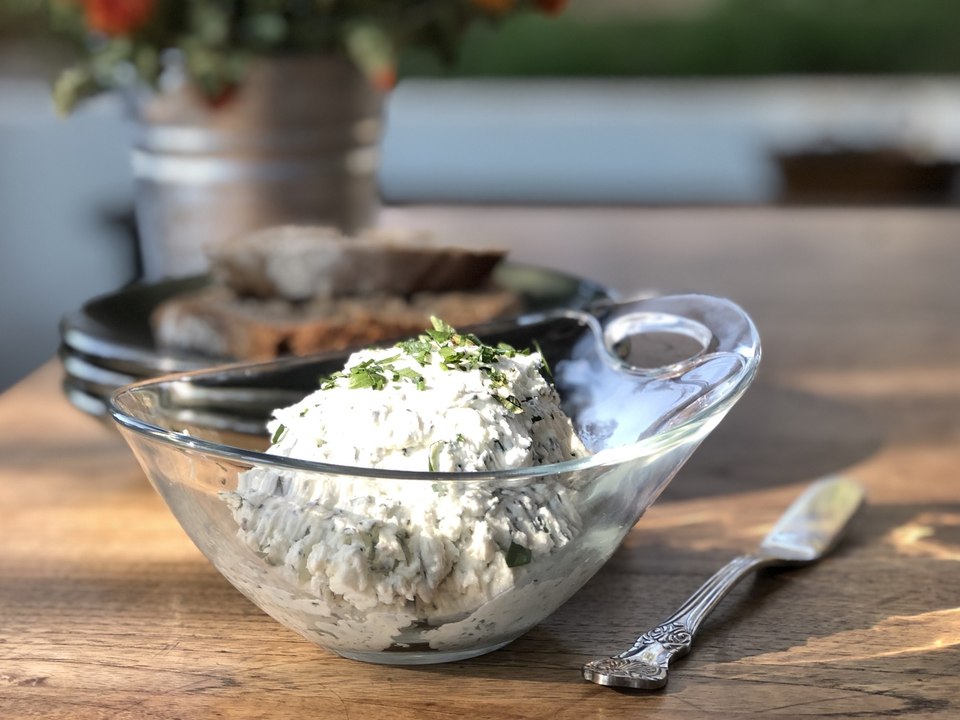 Dip de queso de cabra con hierbas - Cocina con Conexión - Sonia Ortiz con Juan Farré