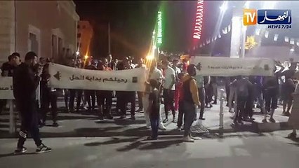 شاهد .. سكان بوفاريك في مسيرة ليلية بعد صلاة التراويح يطالبون برحيل المجلس البلدي