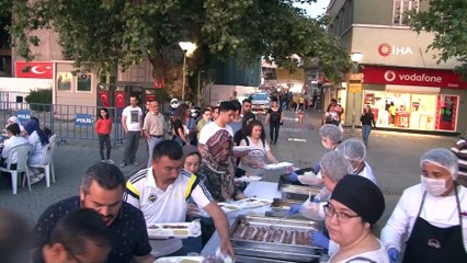 TÜMSİAD’dan Konak Meydanı'nda iftar yemeği