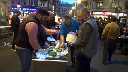 - Frankfurt Türk esnafı sokakta iftar verdi- Frankfurt Belediye Başkanı Feldmann iftarlılara yemek dağıttı- Frankfurt şehir merkezi ney ve ezan sesiyle iftarı karşıladı