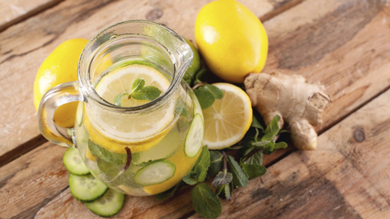 Beneficios de beber agua con limón