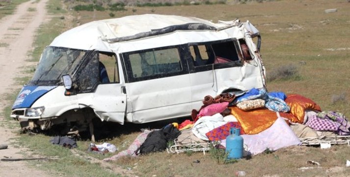 Tarım İşçilerini Taşıyan Minibüs Devrildi: 13 Yaralı