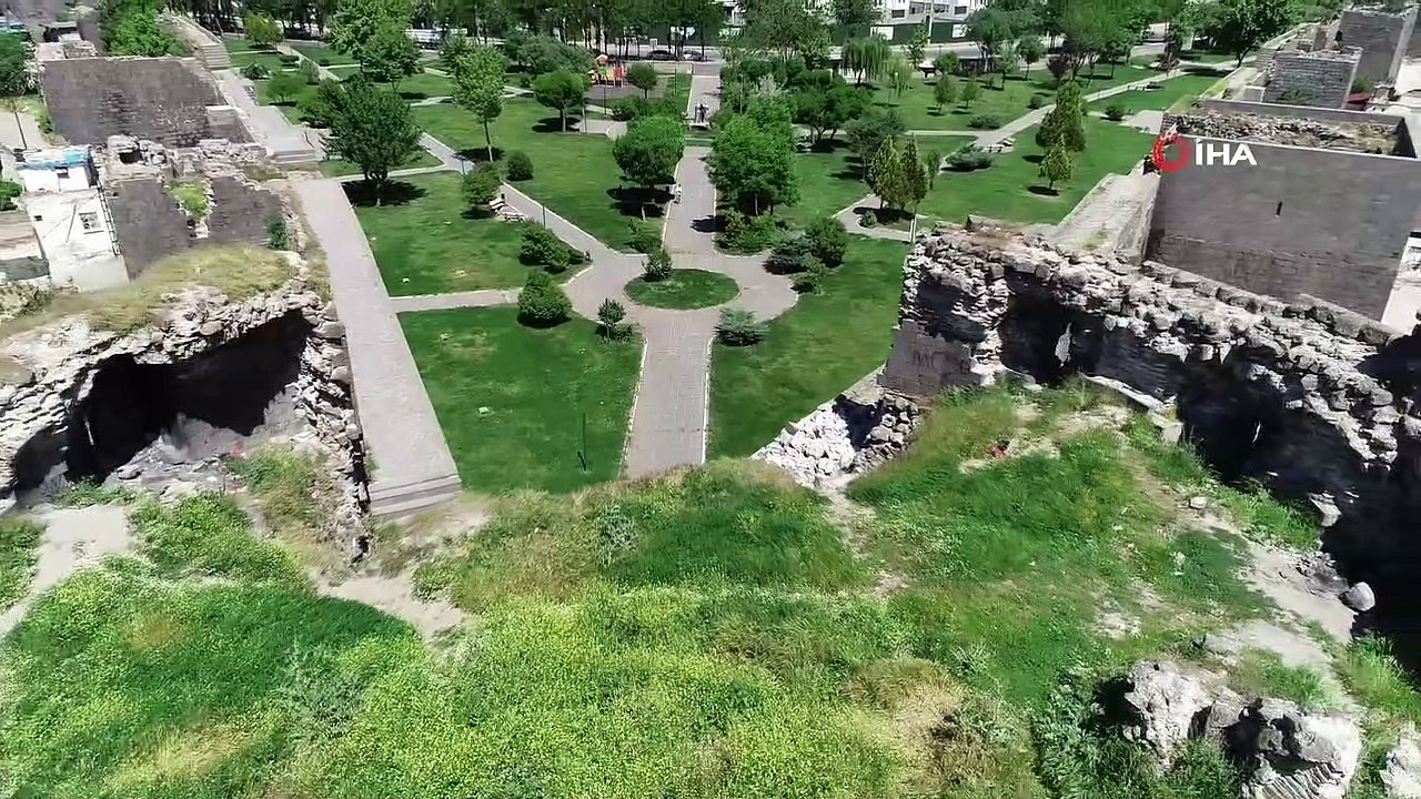 Tarihi surlar ilgisizlikten dökülüyor...UNESCO’nun Dünya Kültür Mirası listesine alınan surlar havadan görüntülendi