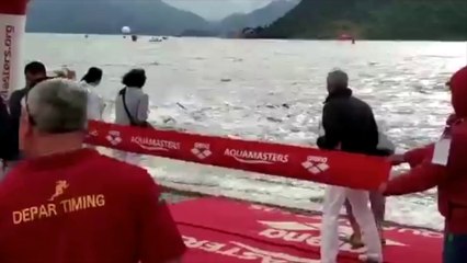 Scandale : regardez ce nageur de 40 ans qui pousse volontairement un enfant de 13 ans pour gagner la course