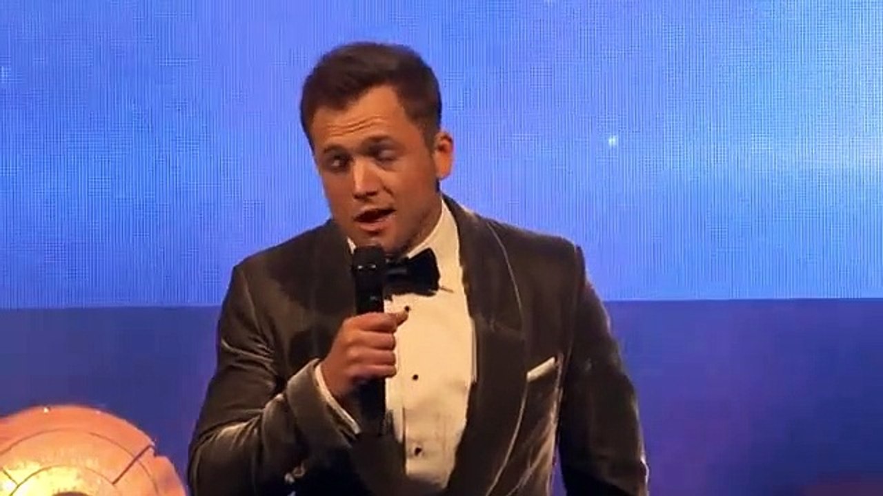 Elton John et Taron Egerton chantent Rocketman...