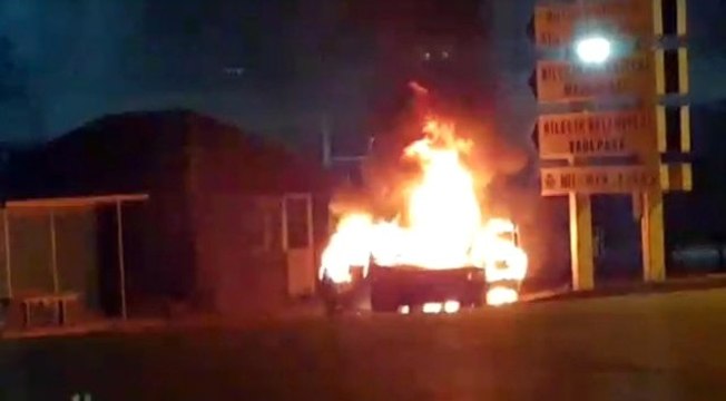 Yanan Otomobil Kullanılmaz Hale Geldi