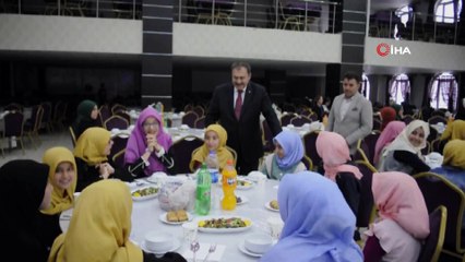 Video herunterladen: Veysel Eroğlu, Şuhut Vakfı'nın iftarına katıldı