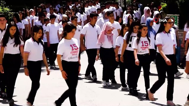 100. yıla öğrencilerden muhteşem ay yıldızlı koreografi havadan görüntülendi