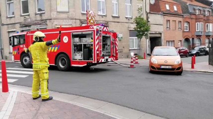 Mouscron: impressionnant feu de sapin dans un jardin de la rue de la Station