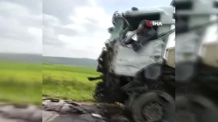 Beton Mikseri ve Kamyon Çarpıştı: 2 Yaralı