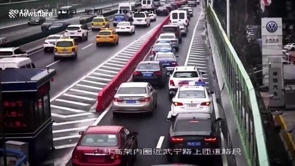 Vehicles enter busy overpass in perfect order in Shanghai