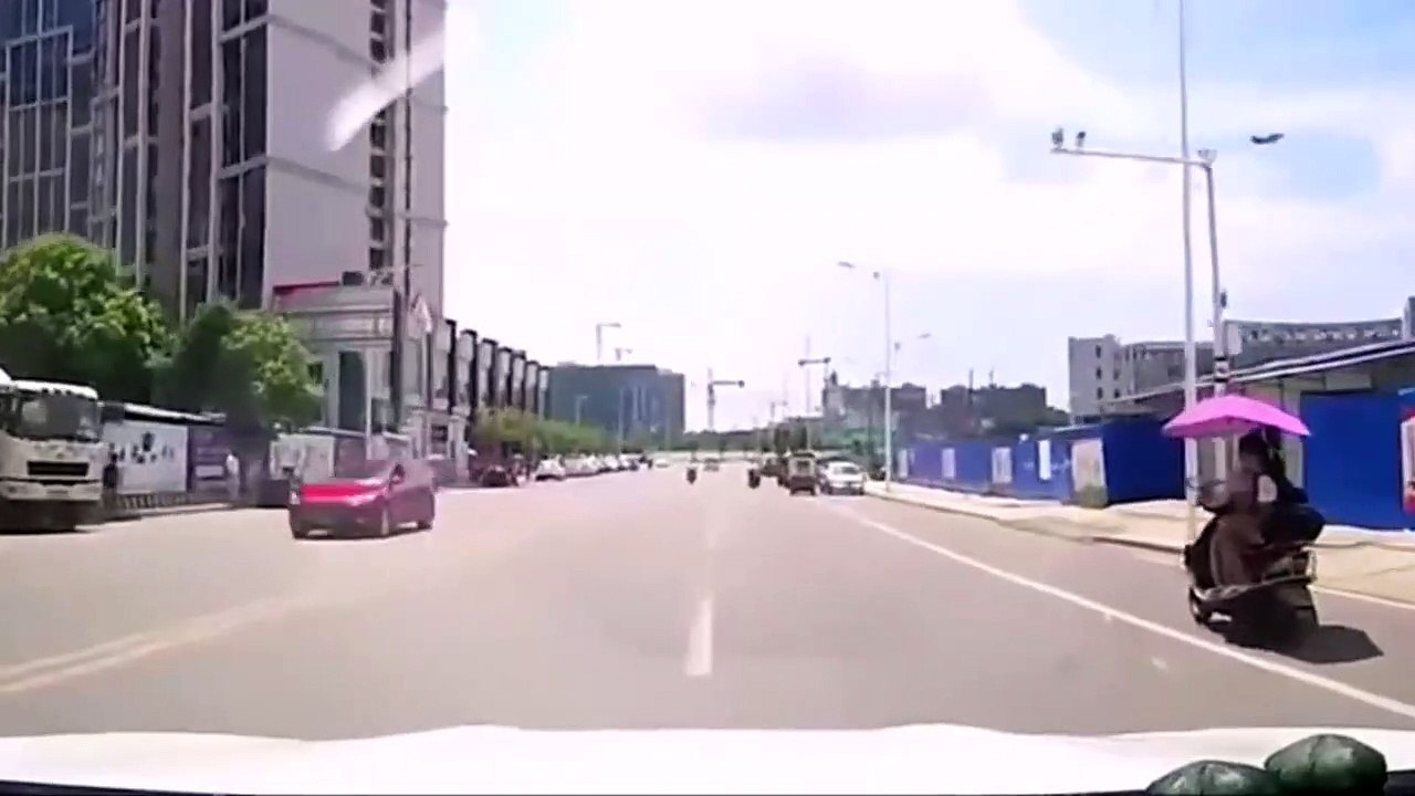 猛スピードのバイクが止まり切れず、盛大にコケてワロタｗｗｗｗｗ