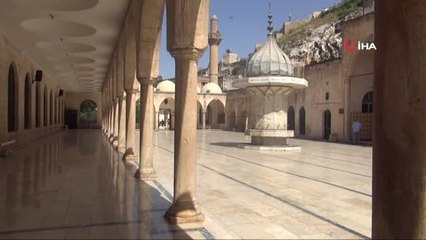 Termometreler 36 Dereceyi Gösterdi, Sıcaktan Bulanan Vatandaşlar Camilerde Serinledi