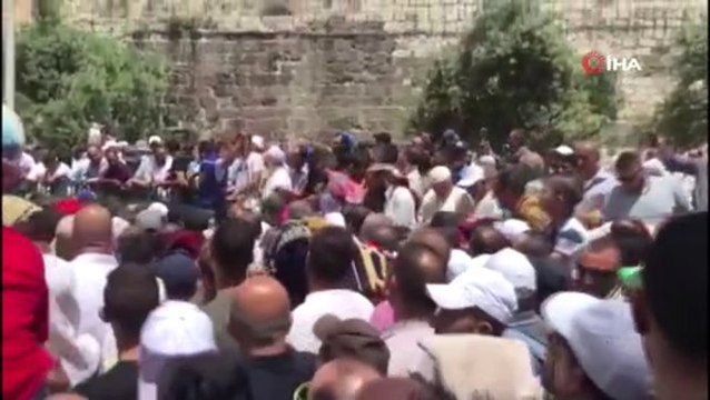 Yüz Binler Mescid-i Aksa'da Cuma Namazı Kıldı