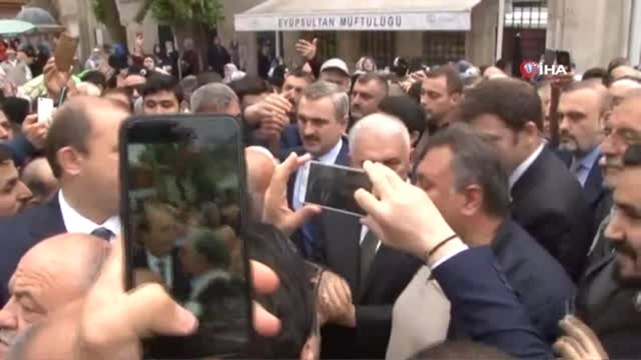 Binali Yıldırım Eyüp Sultan Camii'nde Cuma Namazına Katıldı