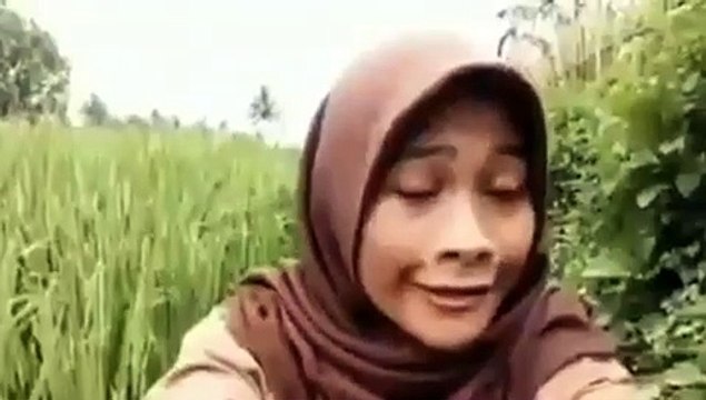 Indonesia lady singing with funny faces