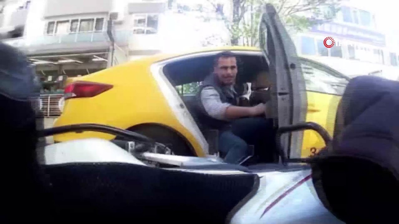 Motosikletlinin açılan kapıya çarptığı kaza anları kamerada