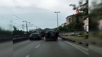 Sultangazi’de çocukların trafikte tehlikeli oyunu kamerada