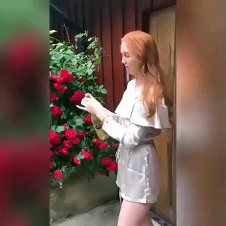 Une blonde a une mésaventure en ouvrant une bouteille de champagne